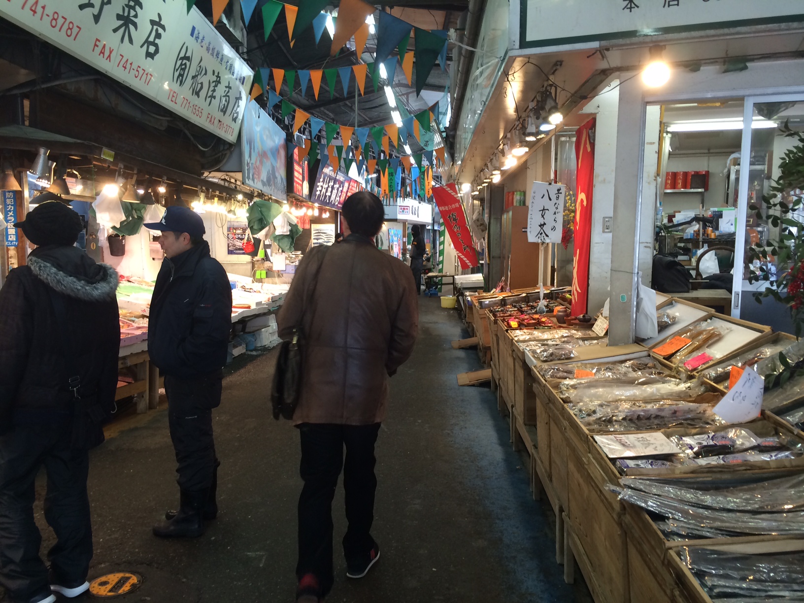 2018年当時の柳橋連合市場の通路と鮮魚店