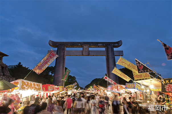 筥崎宮の参道に多くの露店が並ぶ放生会の夜