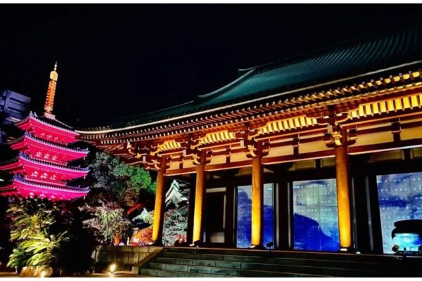 東長寺の五重塔と本堂が夜間ライトアップされた過去開催時の風景