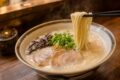 博多ラーメンの白濁豚骨スープと細麺