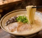 博多ラーメンの白濁豚骨スープと細麺