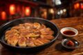 鉄なべで焼いた博多一口餃子と柚子胡椒