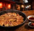 鉄なべで焼いた博多一口餃子と柚子胡椒