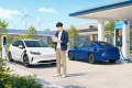再生可能エネルギーを使うEVと水素ステーションのFCVを比較するイラスト