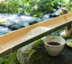 竹樋を流れるそうめんと緑の渓流を写した福岡のそうめん流しガイドのイメージ