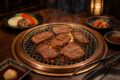網の上で焼いた牛肉を囲む福岡の焼肉店ガイドのイメージ