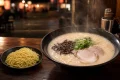 白い豚骨スープのラーメンとカレー風味の替え玉を表現したイメージ