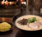 白い豚骨スープのラーメンとカレー風味の替え玉を表現したイメージ
