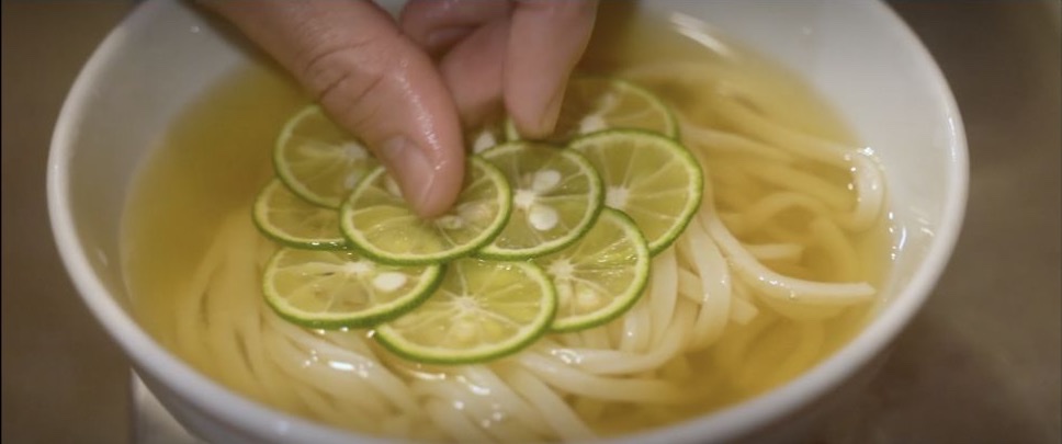 釜喜利うどん公式サイトに掲載された、すだちの輪切りをのせたうどん