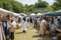 舞鶴公園の緑と石垣を背景に開かれるフリーマーケット