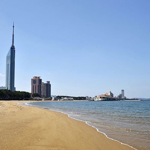 砂浜と海、福岡タワー、マリゾンが見えるシーサイドももち海浜公園