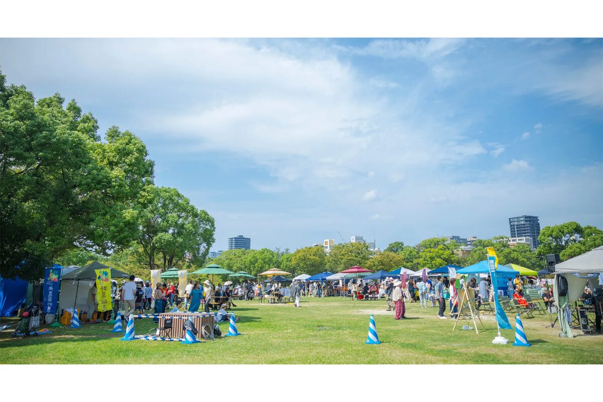 마이즈루 공원 잔디 광장에 늘어선 마르셰 부스와 방문객
