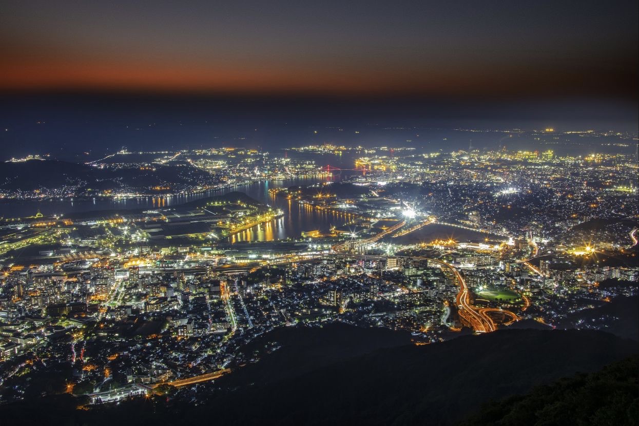 皿倉山山頂から見渡す北九州市街と洞海湾の夜景