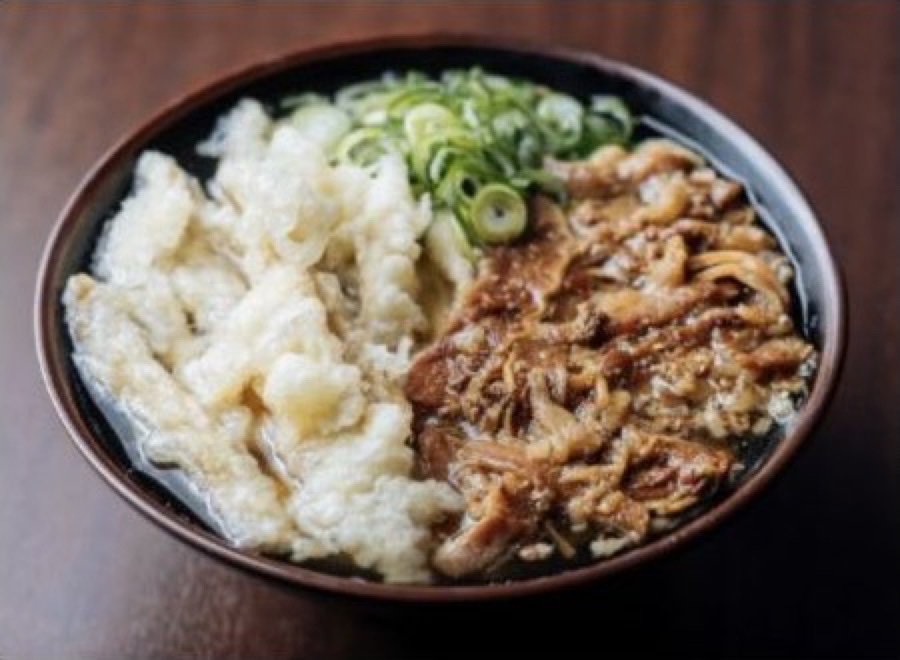 立花うどん公式サイトに掲載された、肉とごぼう天をたっぷりのせたうどん