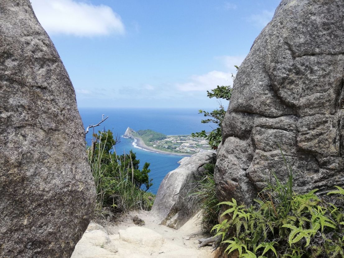 立石山の岩場の間から見える芥屋の海岸と玄界灘
