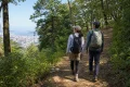 福岡の低山を歩く初心者ハイカー2人のイメージ