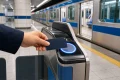 福岡市地下鉄のタッチ決済でカードを改札機のリーダーへかざすイメージ
