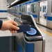 福岡市地下鉄のタッチ決済でカードを改札機のリーダーへかざすイメージ