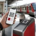 スマートフォンに表示したQRチケットを駅の改札へかざして列車に乗るイメージ