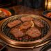 網の上で焼いた牛肉を囲む福岡の焼肉店ガイドのイメージ