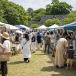 舞鶴公園の緑と石垣を背景に開かれるフリーマーケット