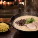 白い豚骨スープのラーメンとカレー風味の替え玉を表現したイメージ